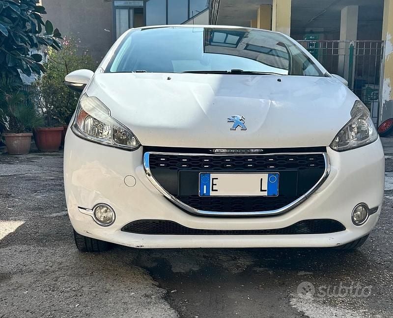 Usata Peugeot 208 Allure 68 CV (50 kW) 2014 Bianco Utilitaria