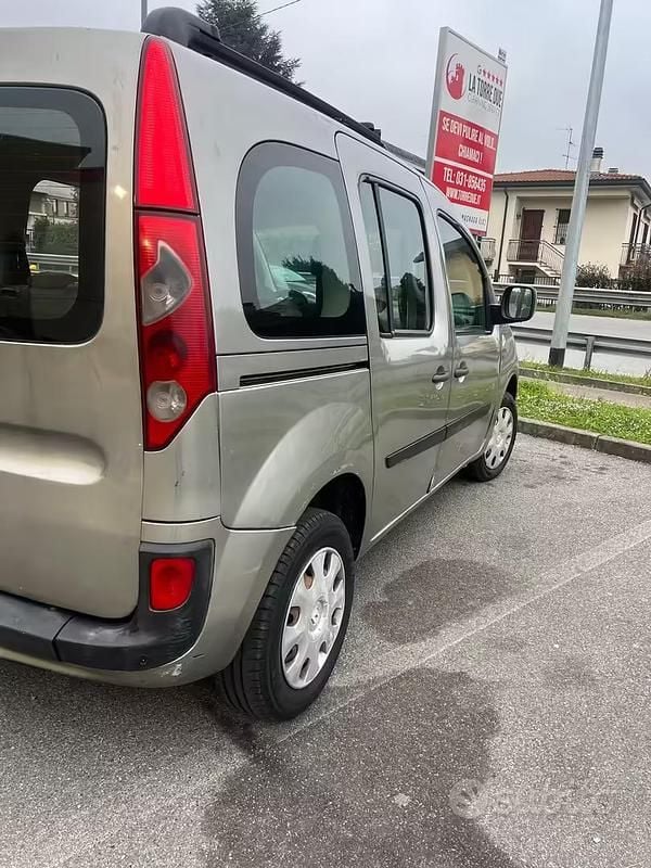 Usata Renault Kangoo 105 CV (77 kW) 2011 Grigio Monovolume
