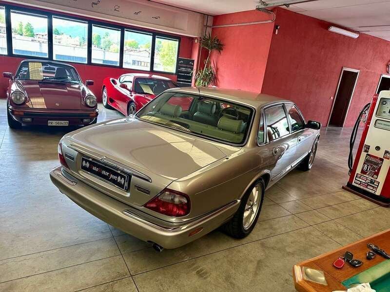 Usata Jaguar XJ8 Executive 284 CV (208 kW) 1998 Argento Berlina