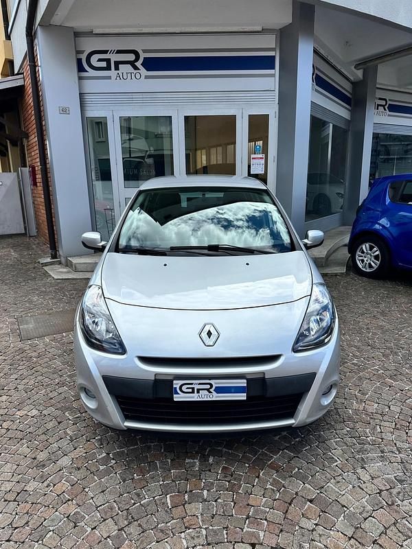 Begagnad Renault Clio IV Dynamique 75 HK (55 kW) 2012 Grå Sedan