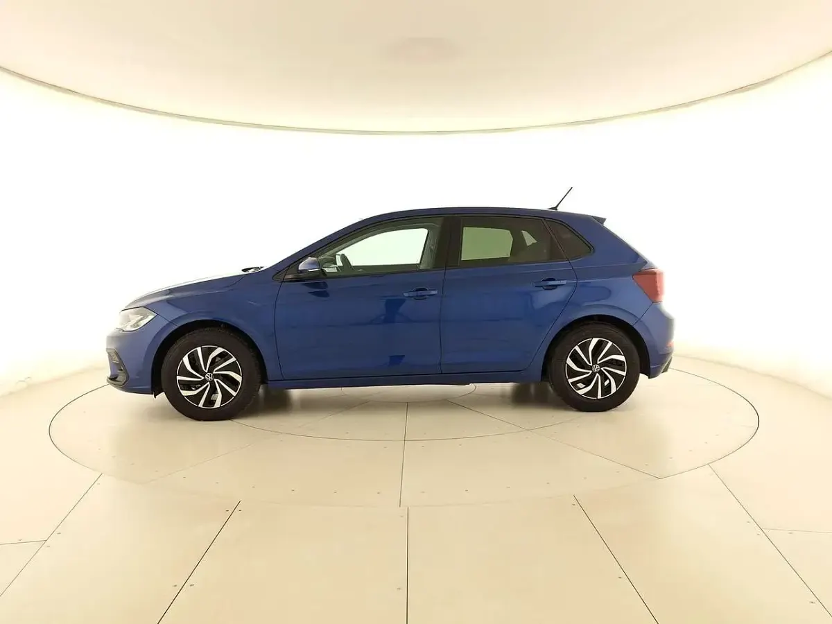 Usata VW Polo Life 95 CV (69 kW) 2023 Reef blue metallizzato Utilitaria