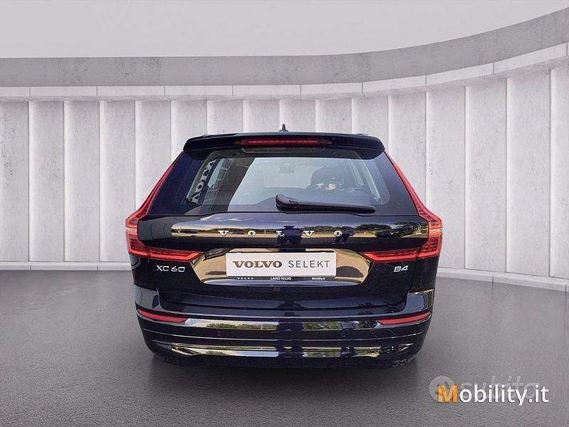 Usata Volvo XC60 Core 197 CV (144 kW) 2023 Onyx black SUV