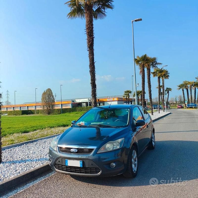 Usata Ford Focus 110 CV (80 kW) 2010 Blu Berlina