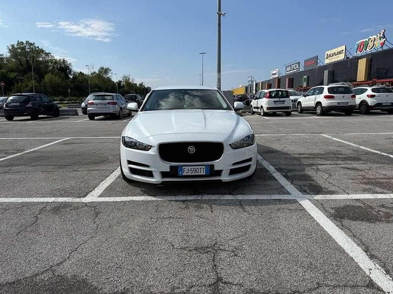 Usata Jaguar XE Prestige 180 CV (132 kW) 2017 Bianco Berlina