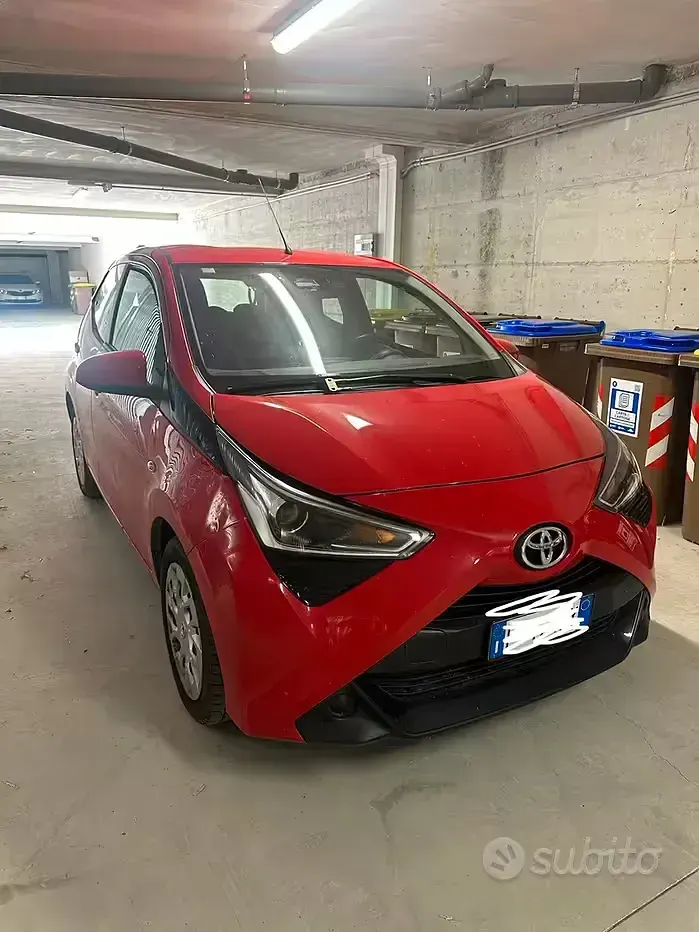 Usata Toyota Aygo X-play 72 CV (52 kW) 2019 Rosso Utilitaria