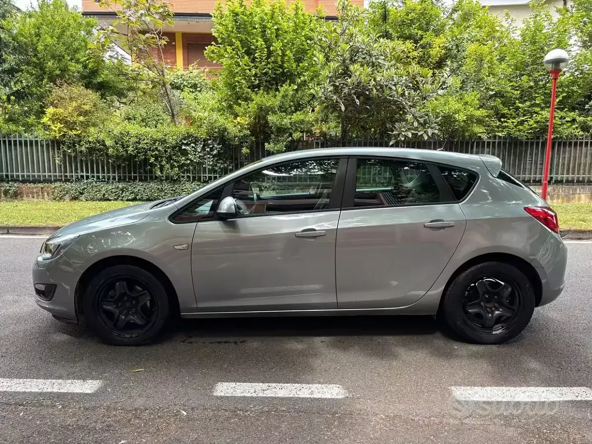 Usata Opel Astra Cosmo 110 CV (80 kW) 2014 Grigio Berlina