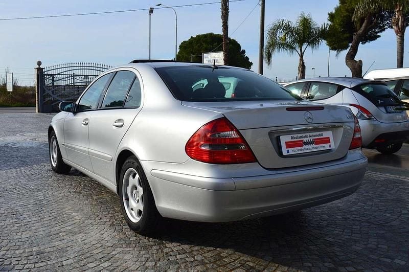 Usata Mercedes E220 Classic 150 CV (110 kW) 2004 Argento Berlina