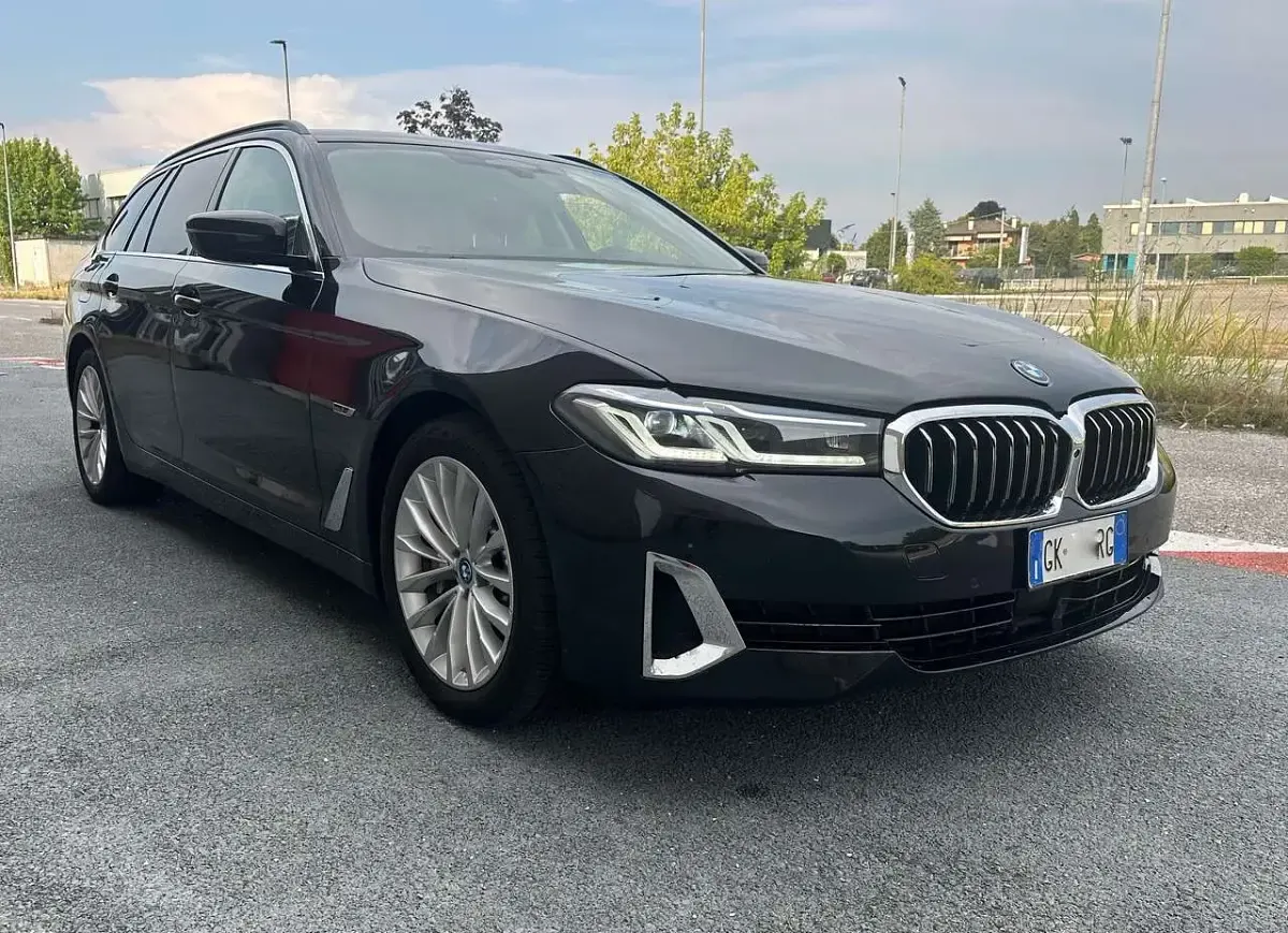 Usata BMW 530e Luxury Line 184 CV (135 kW) 2022 Black sapphire metallizzato Station wagon