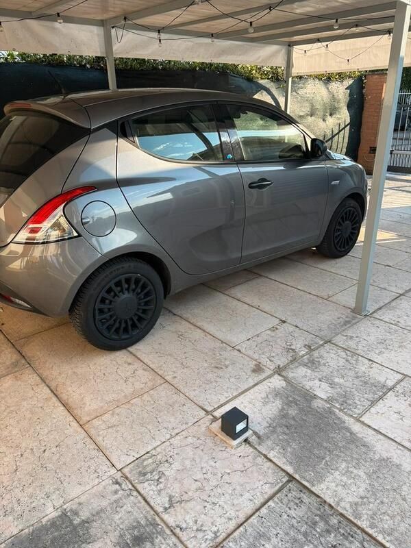 Grigio Usata 2018 Lancia Ypsilon Due volumi | 9800 € (Buon prezzo) - Immagine 1/4