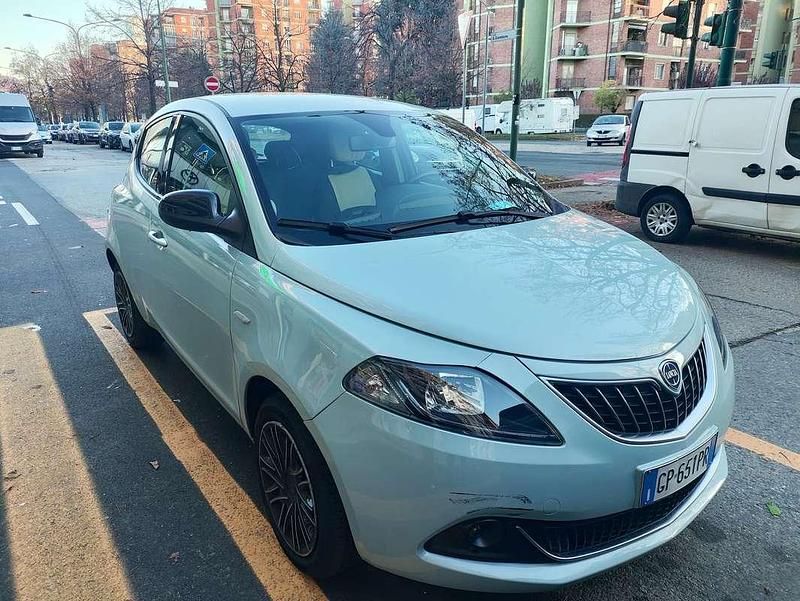 Usata Lancia Ypsilon Gold 69 CV (50 kW) 2023 Verde Utilitaria