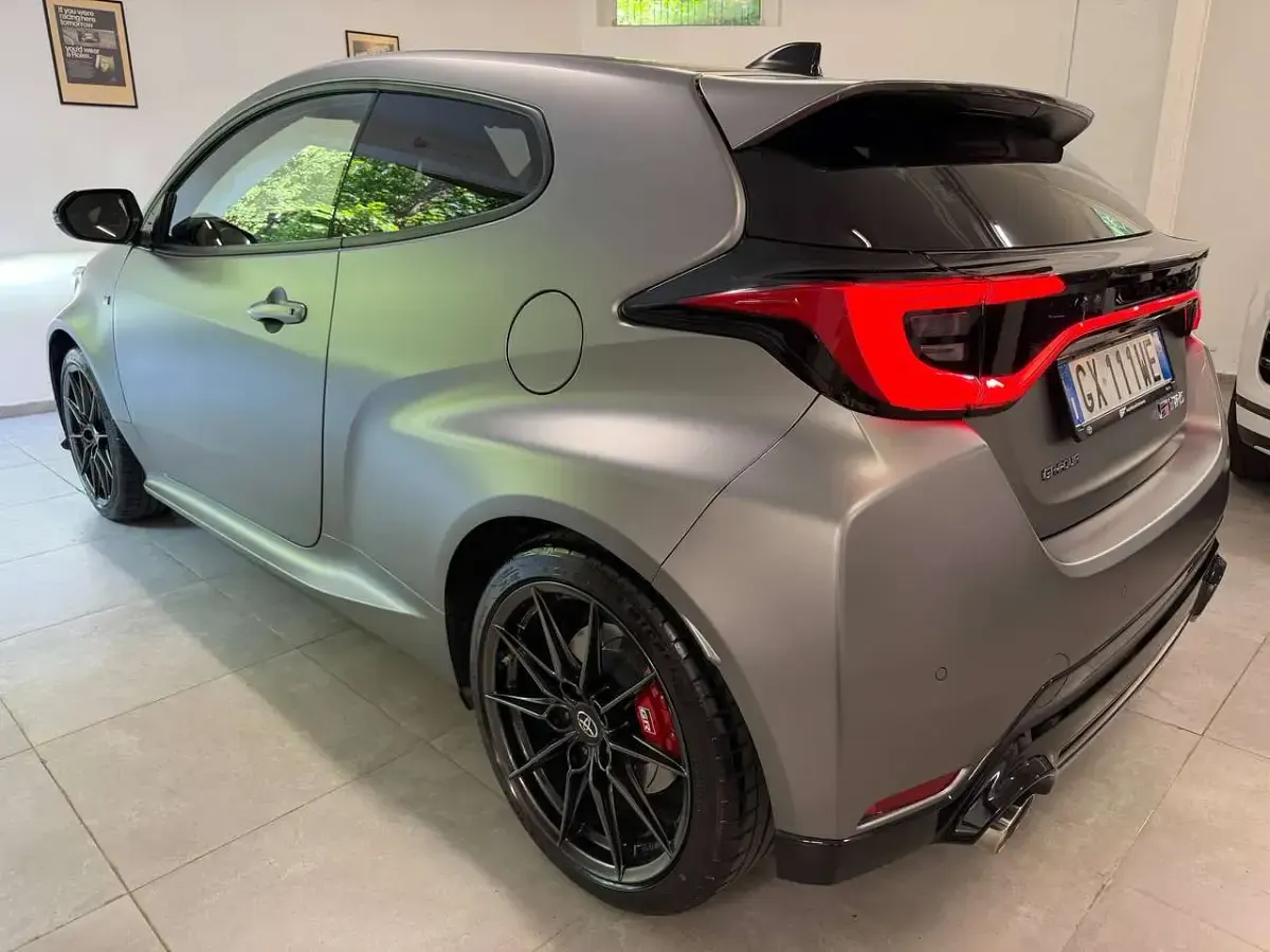 Usata Toyota Yaris 280 CV (205 kW) 2025 Precious metal Utilitaria