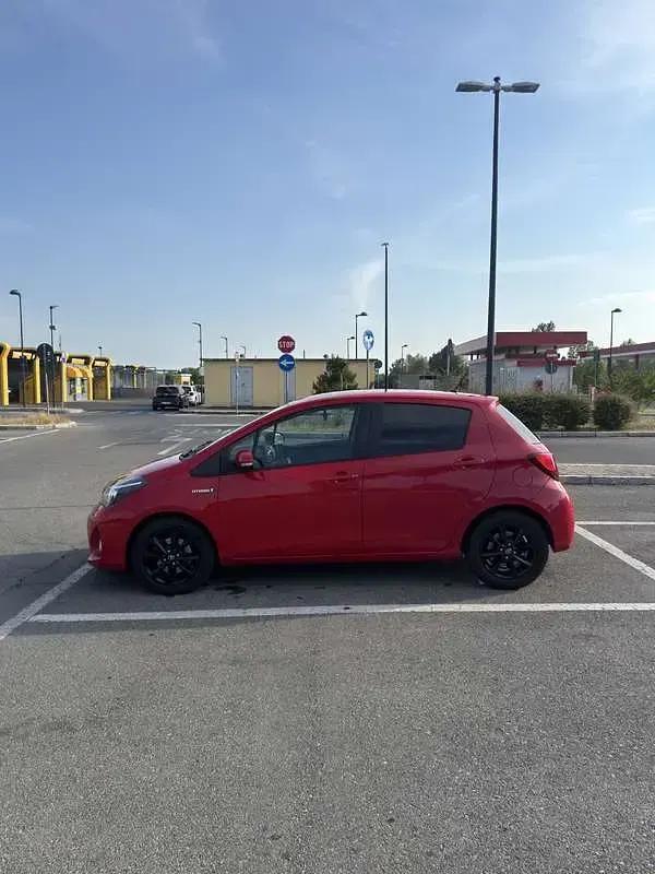 Usata Toyota Yaris Cool 99 CV (72 kW) 2016 Rosso Berlina