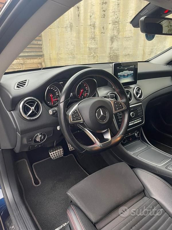 Usata Mercedes CLA200 Premium 136 CV (100 kW) 2018 Blu Berlina