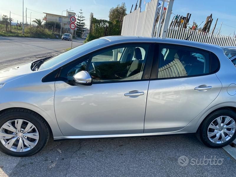 Usata Peugeot 208 Access 67 CV (49 kW) 2015 Grigio Utilitaria