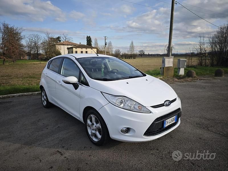 Usata Ford Fiesta 97 CV (71 kW) 2011 Bianco Utilitaria