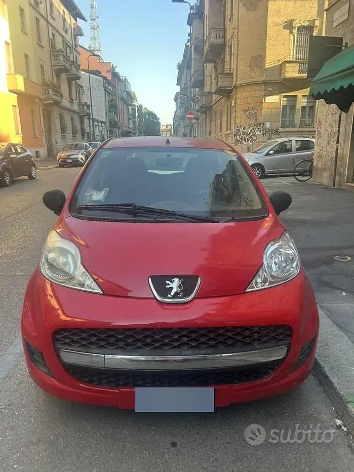 Usata Peugeot 107 68 CV (50 kW) 2011 Rosso Utilitaria