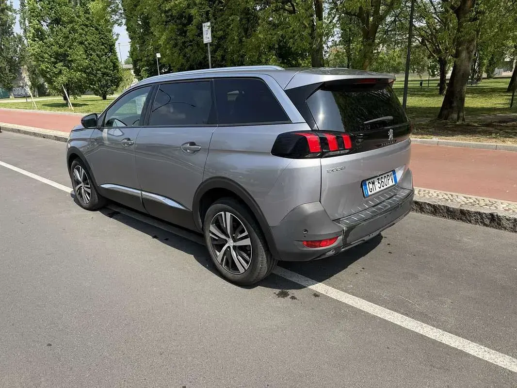 Usata Peugeot 5008 Allure 131 CV (96 kW) 2023 Grigio SUV