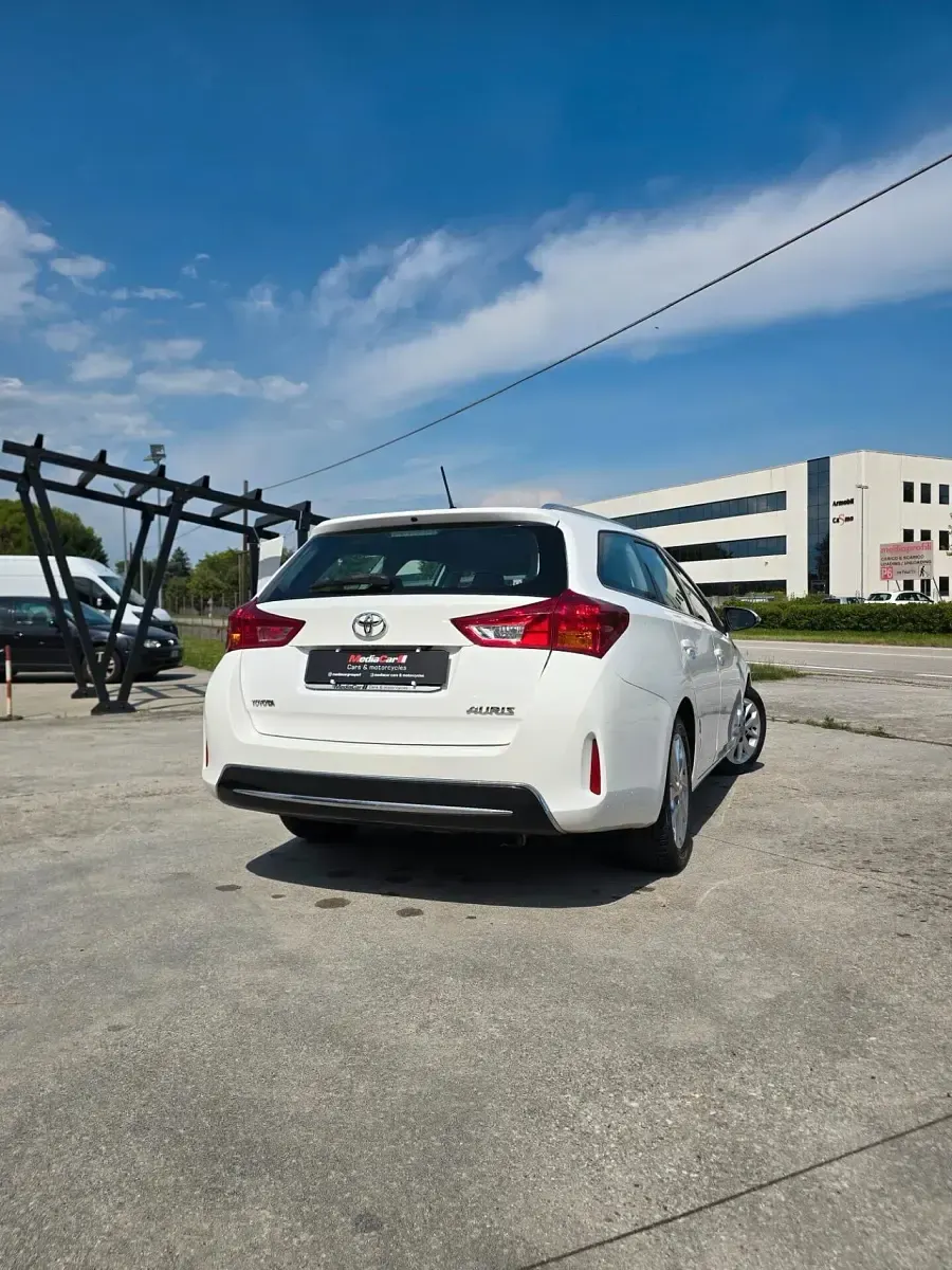 Usata Toyota Auris 89 CV (65 kW) 2014 Bianco Station wagon