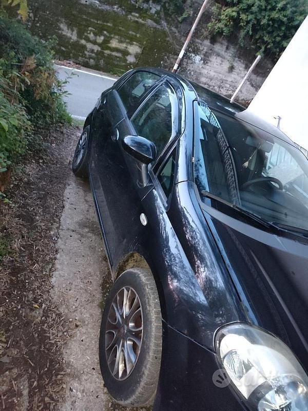 Usata 2012 Fiat Punto Tre volumi | 2000 € (Buon prezzo) - Immagine 1/4
