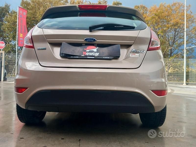 Usata Ford Fiesta 100 CV (73 kW) 2015 Marrone Utilitaria