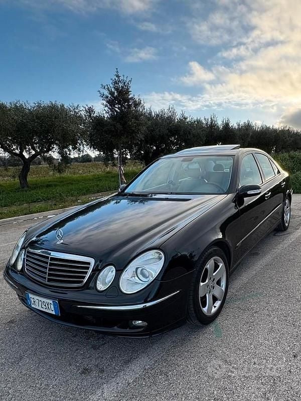 Nero Usata 2005 Mercedes E280 Avantgarde Berlina | 4500 € (Buon prezzo) - Immagine 1/4