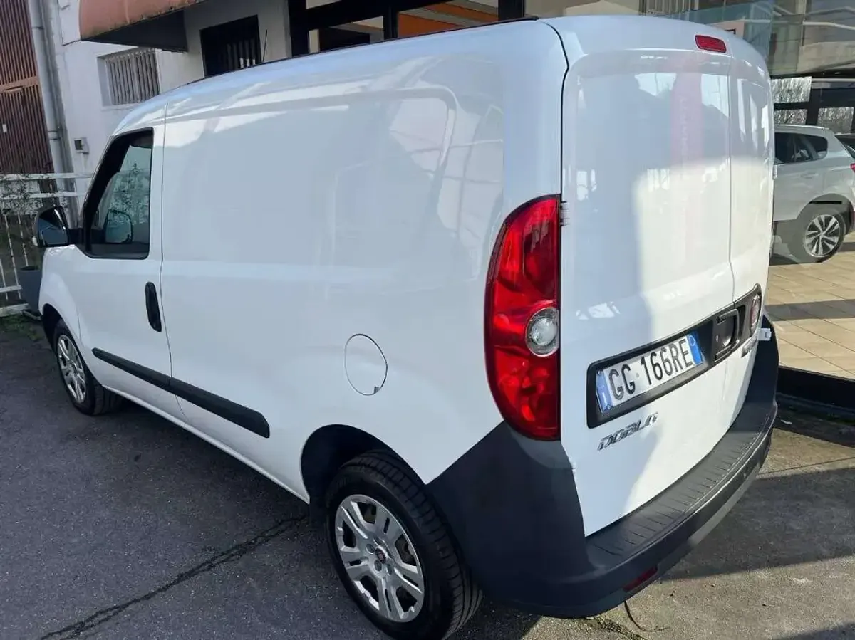 Usata Fiat Doblò Lounge 95 CV (69 kW) 2021 Bianco Monovolume