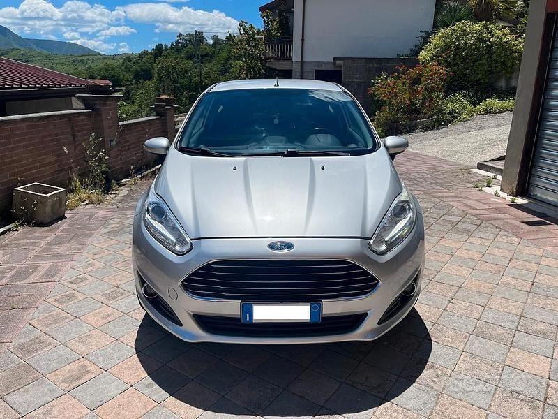 Grigio Usata 2017 Ford Fiesta Titanium Due volumi | 6800 € (Buon prezzo) - Immagine 1/4