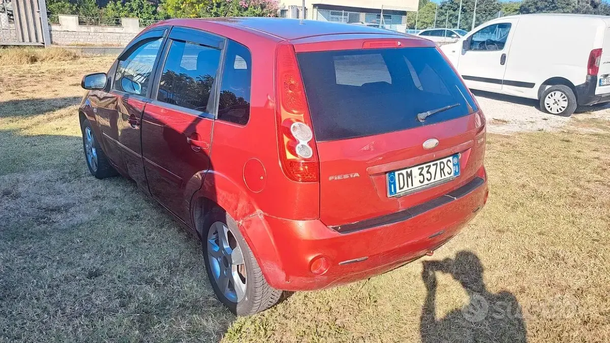 Usata Ford Fiesta 68 CV (50 kW) 2008 Arancione Utilitaria