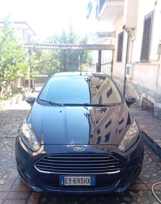 Blu Usata 2015 Ford Fiesta Tre volumi | 3499 € (Ottimo prezzo) - Immagine 1/4
