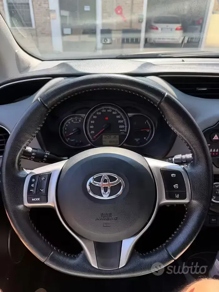 Usata Toyota Yaris Lounge 69 CV (50 kW) 2016 Nero Berlina