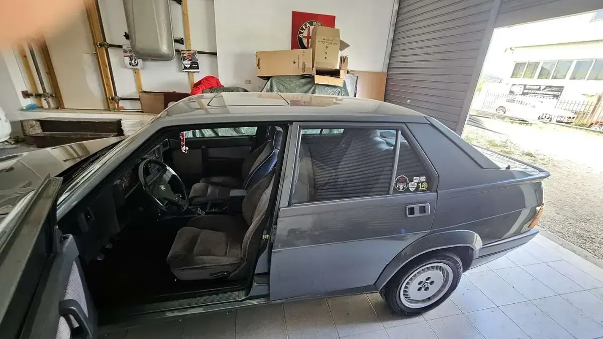 Usata Alfa Romeo 75 148 CV (108 kW) 1988 Grigio Berlina