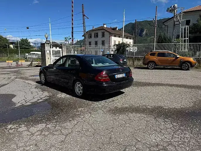 Usata Mercedes E270 Avantgarde 204 CV (150 kW) 2004 Nero Berlina