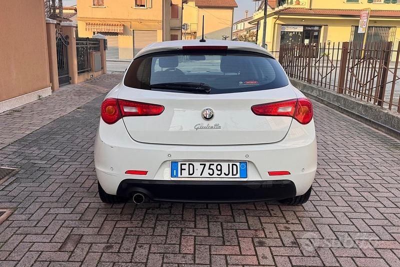 Usata Alfa Romeo Giulietta Exclusive 120 CV (88 kW) 2016 Bianco Berlina