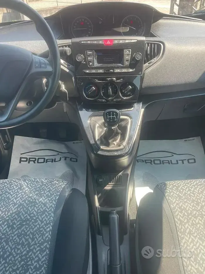 Usata Lancia Ypsilon Gold 69 CV (50 kW) 2018 Rosso Utilitaria