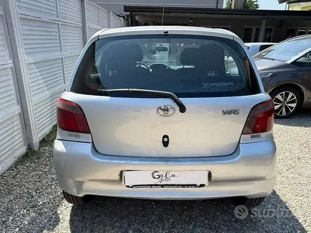 Usata Toyota Yaris Sol 68 CV (50 kW) 2001 Grigio Berlina