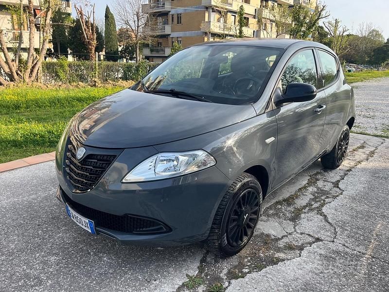 Usata Lancia Ypsilon Gold 85 CV (62 kW) 2015 Grigio Utilitaria