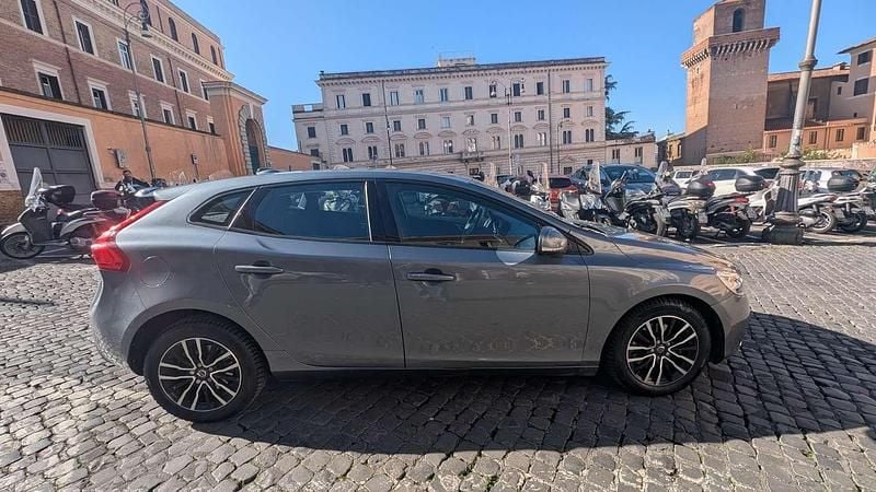 Usata Volvo V40 R-Design Momentum 122 CV (89 kW) 2016 Grigio Berlina