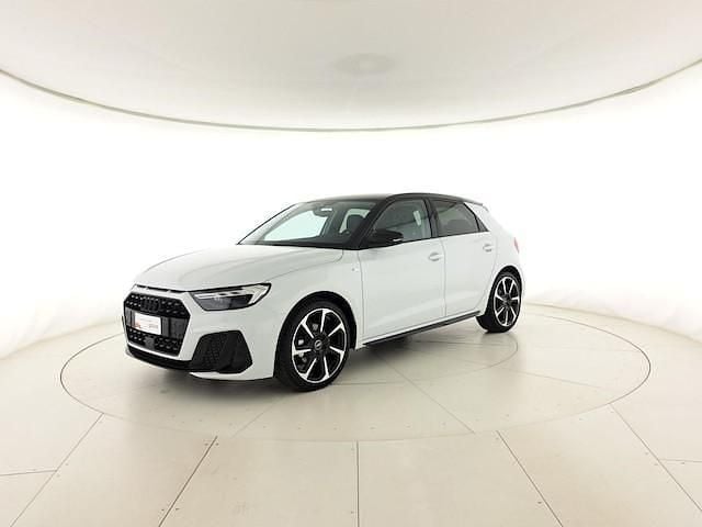 Bianco ghiaccio metallizzato Nuova 2026 Audi A1 Ambiente | 29.900 € (Ottimo prezzo) - Immagine 1/4