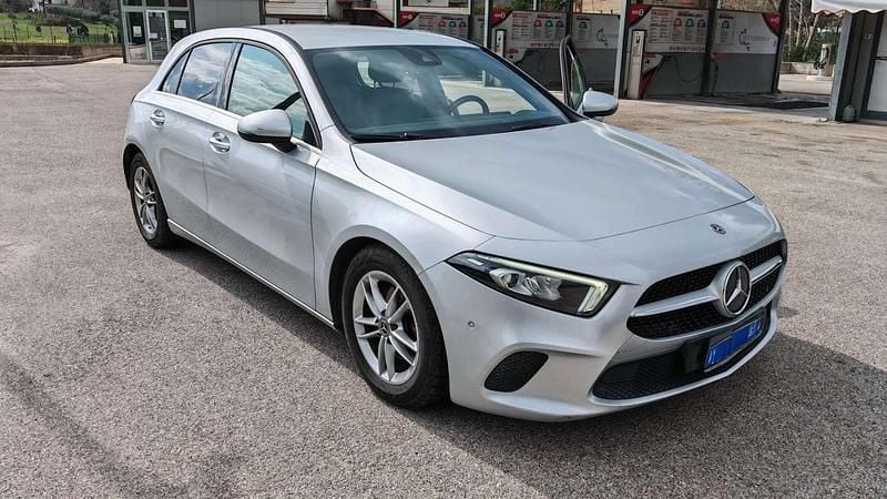 Usata Mercedes A180 Business 116 CV (85 kW) 2019 Argento Berlina