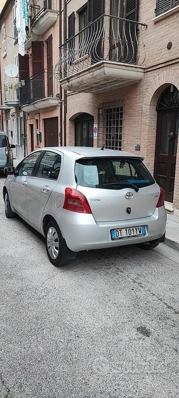Usata Toyota Yaris 90 CV (66 kW) 2009 Grigio Berlina