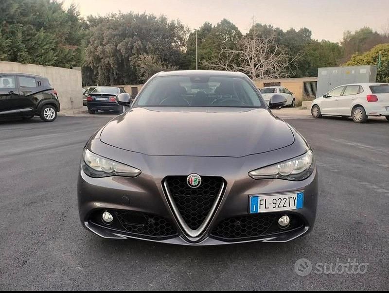 Usata Alfa Romeo Giulia 180 CV (132 kW) 2017 Grigio Berlina