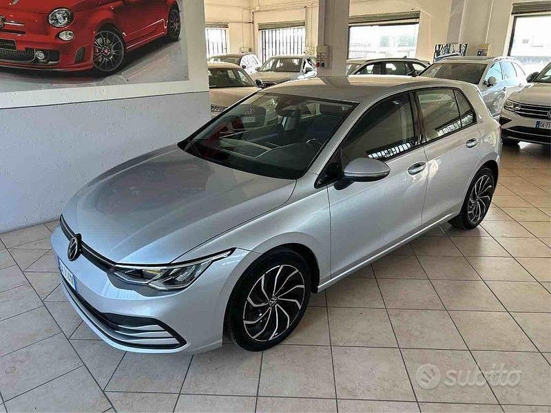 Grigio Usata 2022 VW Golf Life Tre volumi | 19.900 € (Ottimo prezzo) - Immagine 1/4