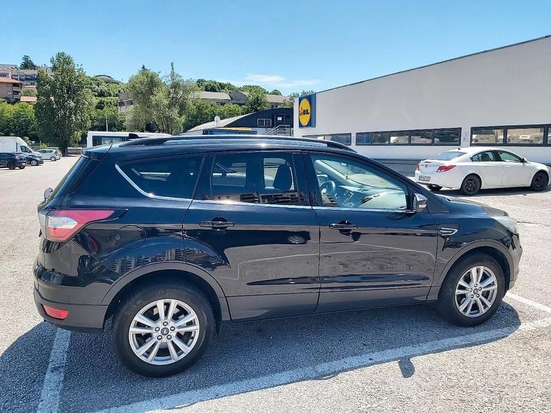 Usata Ford Kuga 136 CV (100 kW) 2019 Nero SUV