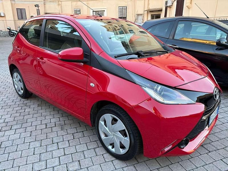 Usata Toyota Aygo Cool 69 CV (50 kW) 2017 Rosso Utilitaria