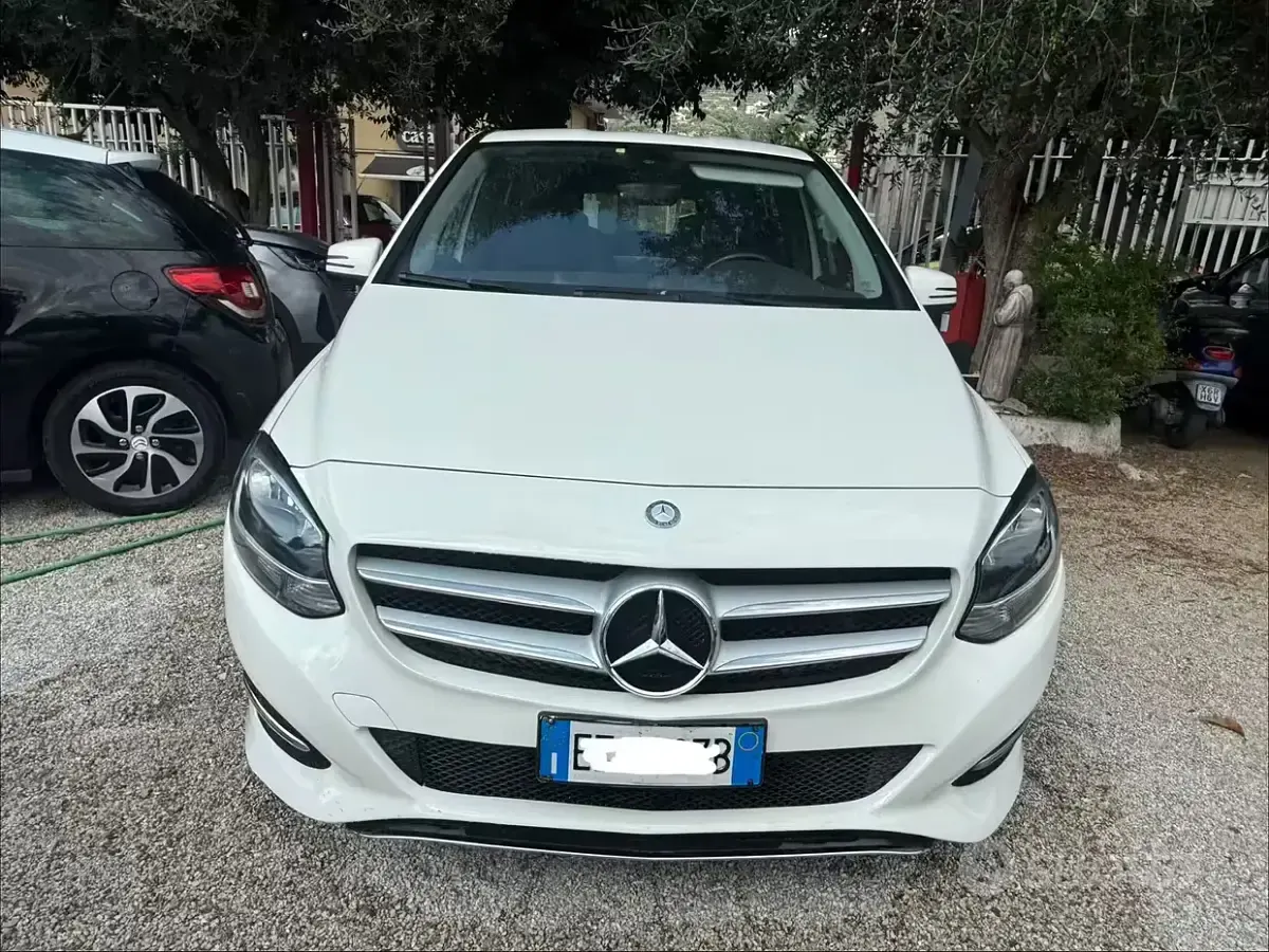 Usata Mercedes B180 Business 109 CV (80 kW) 2015 Bianco Utilitaria