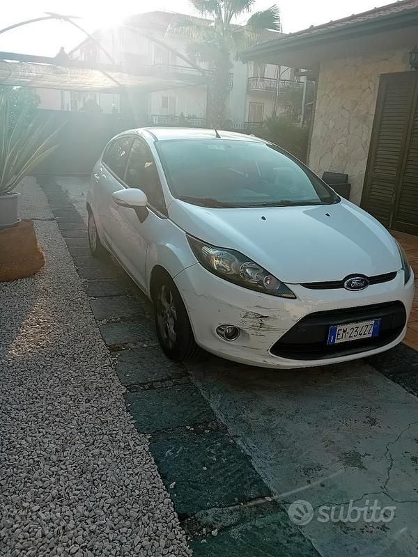Usata Ford Fiesta 96 CV (70 kW) 2012 Bianco Utilitaria