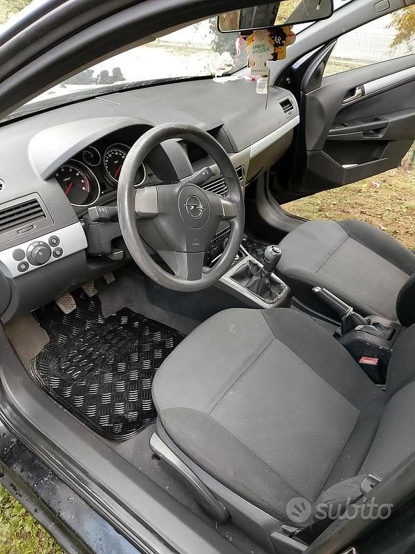 Usata Opel Astra 90 CV (66 kW) 2006 Nero Berlina