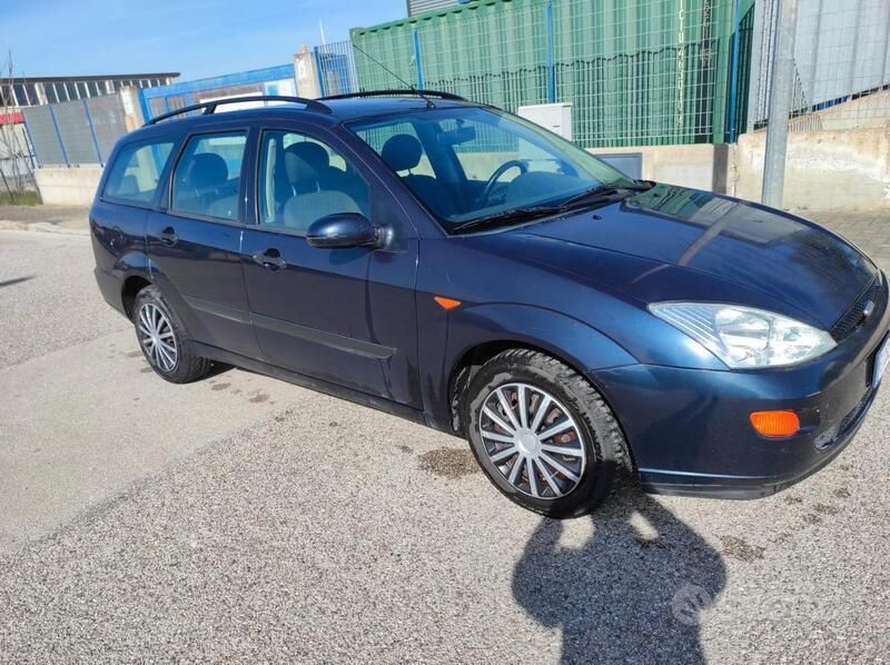 Blu/azzurro Usata 2001 Ford Focus Zetec Station wagon | 900 € (Buon prezzo) - Immagine 1/4