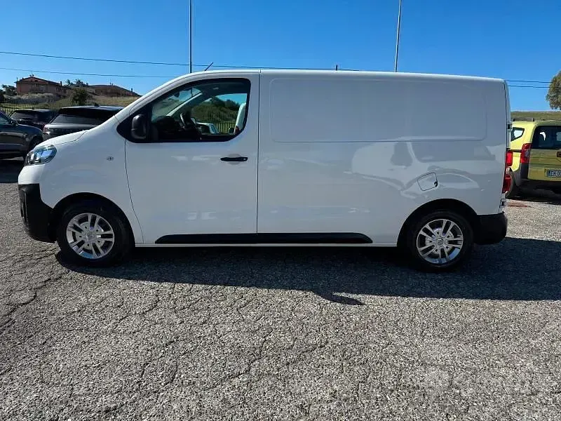 Usata Opel Vivaro-e Combi Essentia 120 CV (88 kW) 2022 Bianco Monovolume