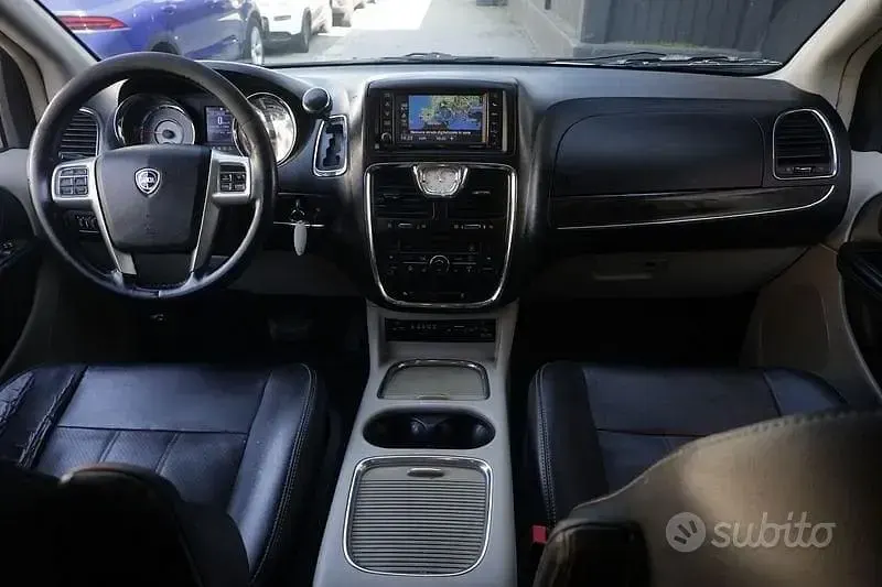 Usata Lancia Voyager Gold 163 CV (119 kW) 2012 Grigio Monovolume